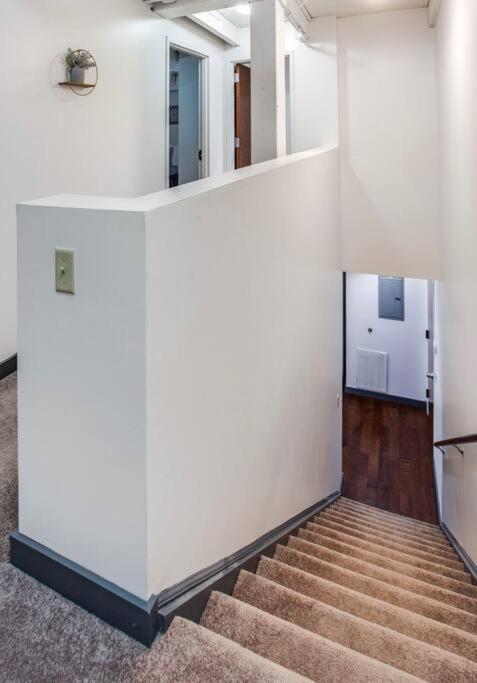 Villa Centric Modern Loft W/ King Beds & Smart Gametable Rochester Esterno foto