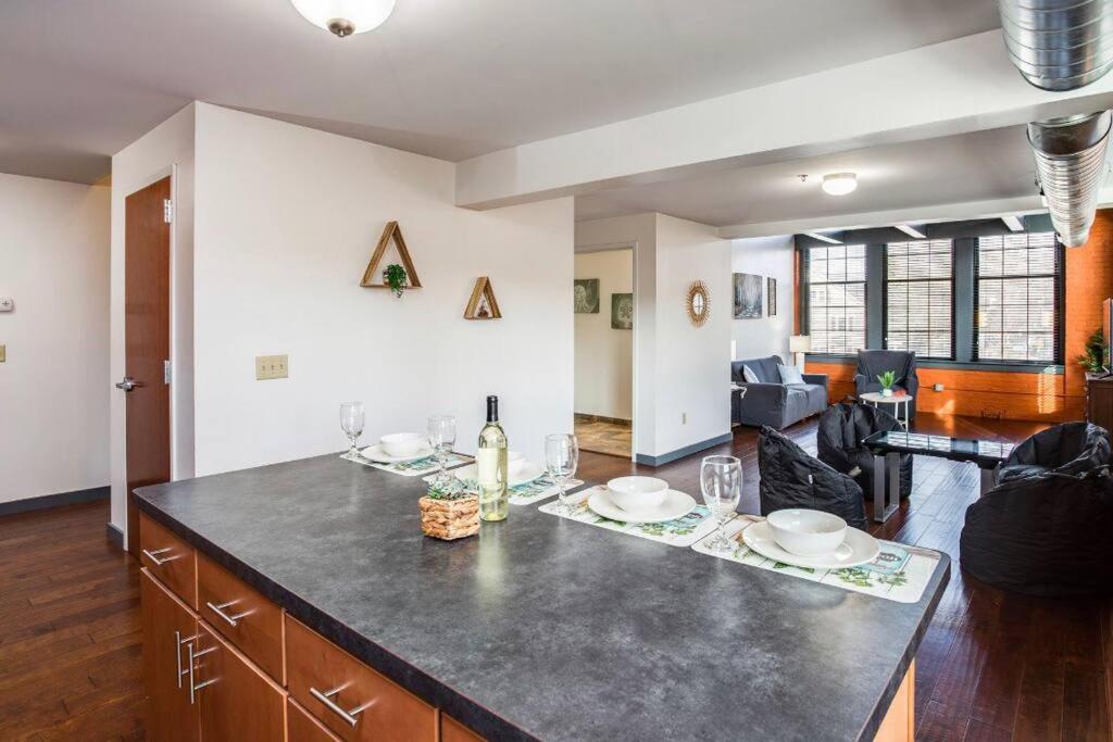 Villa Centric Modern Loft W/ King Beds & Smart Gametable Rochester Esterno foto