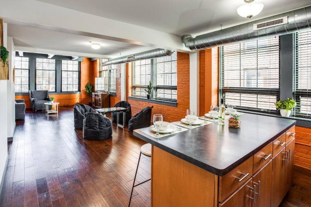 Villa Centric Modern Loft W/ King Beds & Smart Gametable Rochester Esterno foto